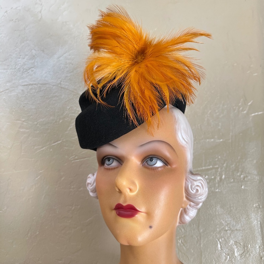 REGAL 1940s' BLACK FELT TILT  HAT WITH BOW & GOLD & ORANGE OSTRICH FEATHERS